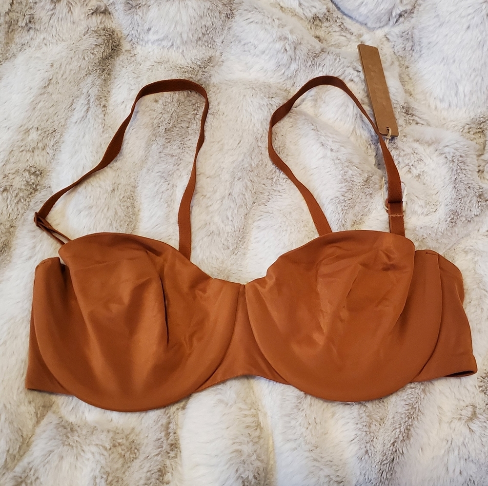 NWT SKIMS smoothing strapless bra